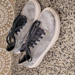 Boys size 13 USA Under Armour shoes